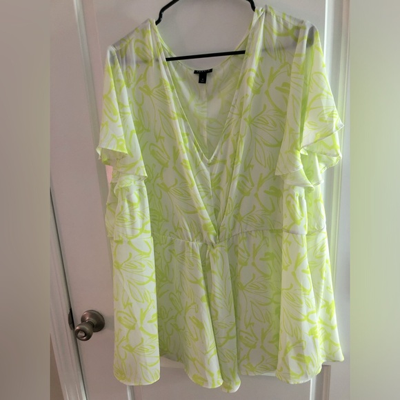 Torrid sz 4 Georgette Twist Surplice Flutter Sleeve Blouse EUC - Picture 5 of 7